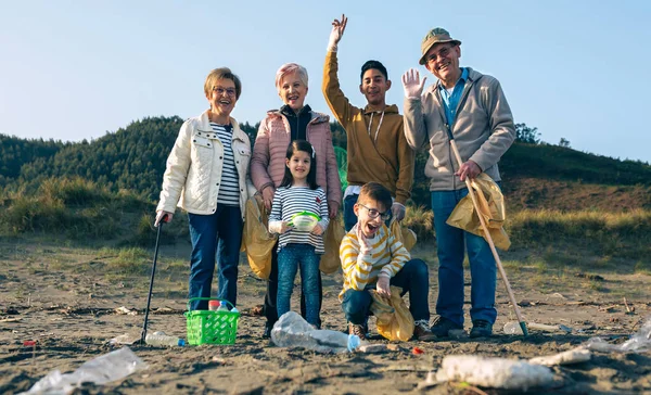 Vrijwilligers klaar om het strand schoon te maken — Stockfoto