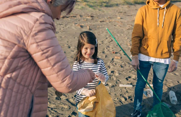 Vrijwilligers bereiden zich voor om het strand schoon te maken — Stockfoto