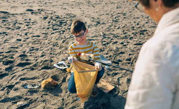 Vrijwilligers die het strand schoonmaken — Stockfoto