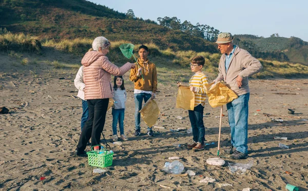 Vrijwilligers bereiden zich voor om het strand schoon te maken — Stockfoto