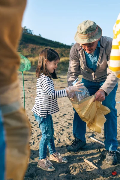 Vrijwilligers die het strand schoonmaken — Stockfoto