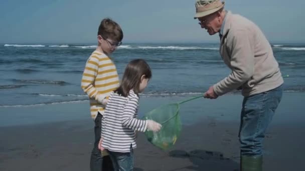 Voluntários levando lixo para fora do mar — Vídeo de Stock
