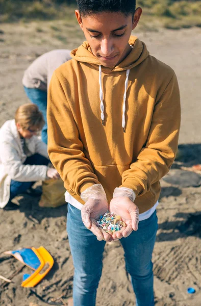 マイクロプラスチックを見せる若い男 — ストック写真