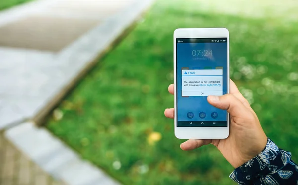 Ruce držící telefon s textem chyby aktualizace aplikace na obrazovce — Stock fotografie