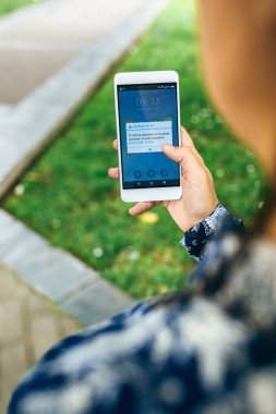 Ekranda güncelleme hatası metni olan telefonu tutan eller