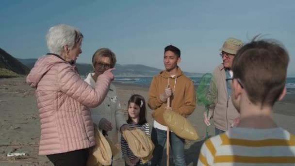 Voluntarios preparándose para limpiar la playa — Vídeo de stock