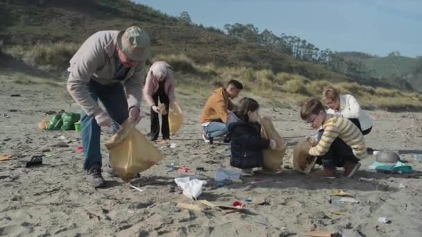 Vrijwilligers die het strand schoonmaken — Stockvideo