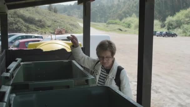 Dobrovolníci vyhazuje odpadky do kontejneru — Stock video