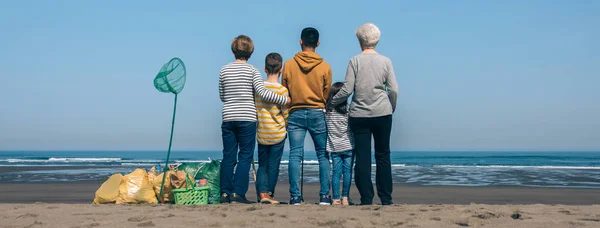 Volontärer bakåt tittar på havet — Stockfoto