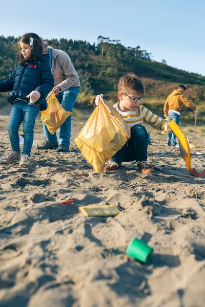 Kumsalı temizleyen gönüllüler — Stok fotoğraf