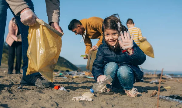 Vrijwilligers die het strand schoonmaken — Stockfoto