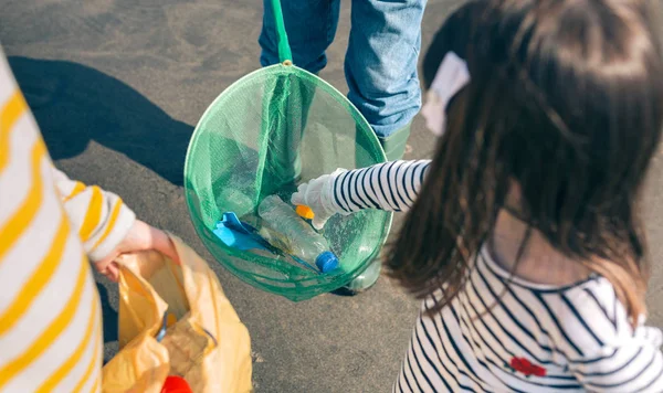 Vrijwilligers die vuilnis uit de zee halen — Stockfoto