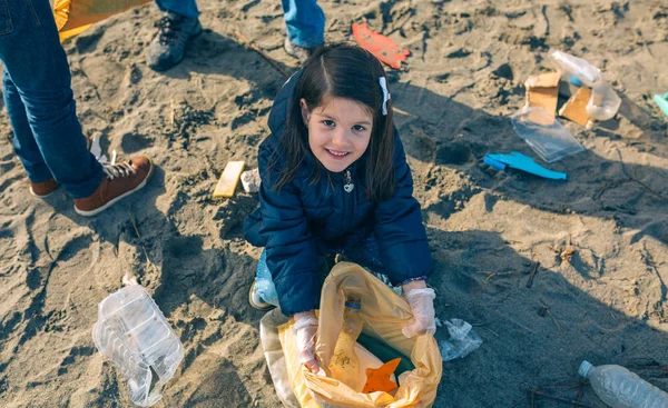 ビーチから収集したゴミを示す女の子 — ストック写真