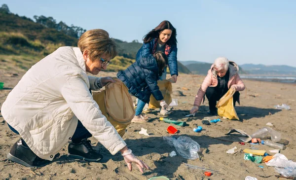 Mujeres voluntarias limpiando la playa — Foto de Stock