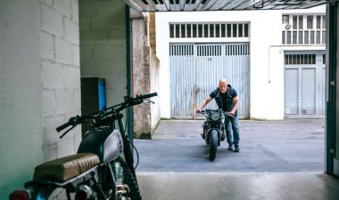 Motosiklet garaj alarak motorcu