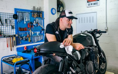 Bir motosiklet ile poz makinist