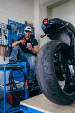 Bir bira sahip dinlenme motosiklet mekanik