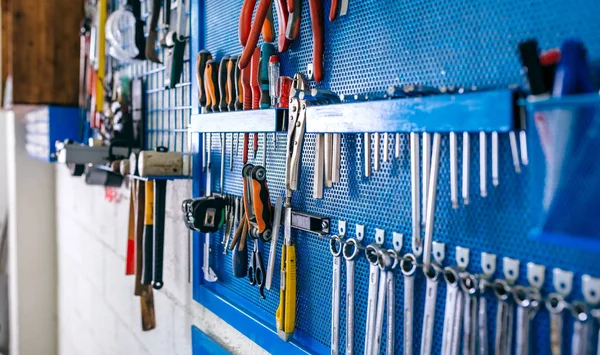 Dettaglio del bordo degli attrezzi dell'officina del motociclo — Foto Stock