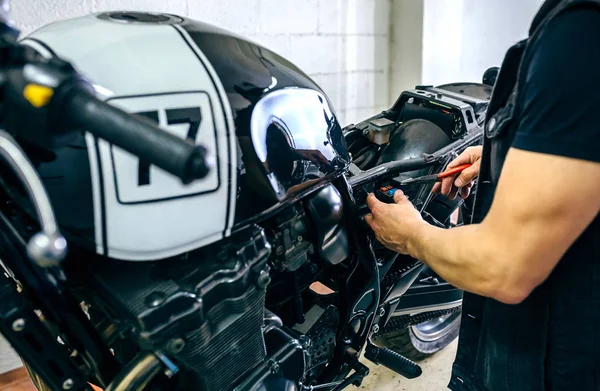 Motorcycle mechanic changing a fuse — Stock Photo, Image