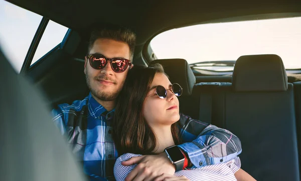 Молода пара відпочиває на задньому сидінні автомобіля — стокове фото