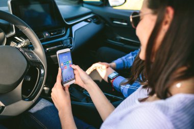 Kız ve erkek arkadaşı arabada telefon kullanma