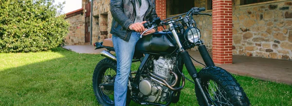 Homem montando moto personalizada — Fotografia de Stock