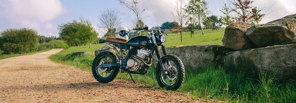 Moto personalizado estacionado na estrada — Fotografia de Stock