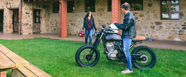 骑摩托车等女朋友的男人 — 图库照片