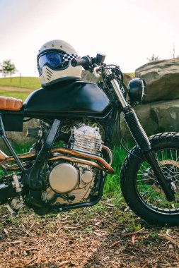 Yola park edilmiş özel motosiklet.
