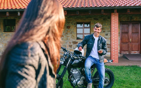 Чоловік сидить на нетиповому мотоциклі — стокове фото