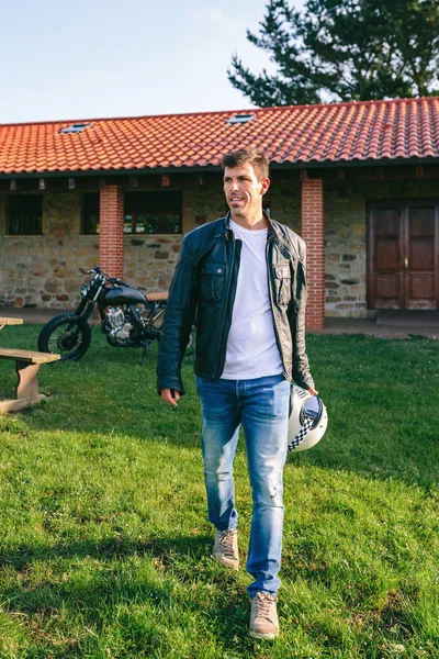 男の歩行と背景のカスタムオートバイ — ストック写真