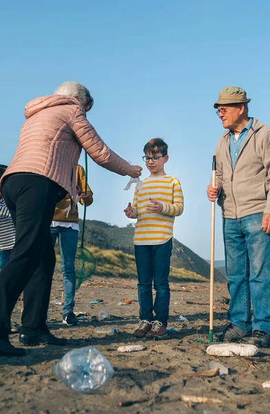 Vrijwilligers bereiden zich voor om het strand schoon te maken — Stockfoto