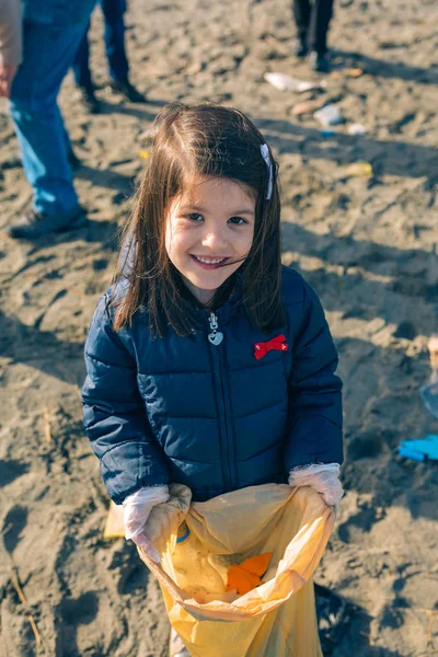 Meisje tonen vuilnis verzameld van het strand — Stockfoto