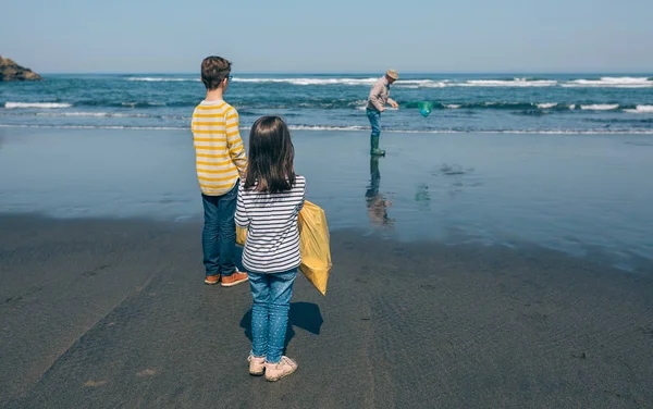 Voluntarios sacando basura del mar — Foto de Stock