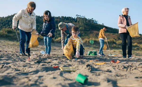 Vrijwilligers die het strand schoonmaken — Stockfoto