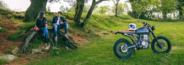 Paar ruht sich von Motorradausflug aus — Stockfoto