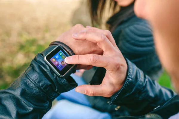 Jeune homme méconnaissable utilisant sa smartwatch — Photo