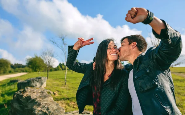 Par kyssar och tar en selfie med en SmartWatch — Stockfoto