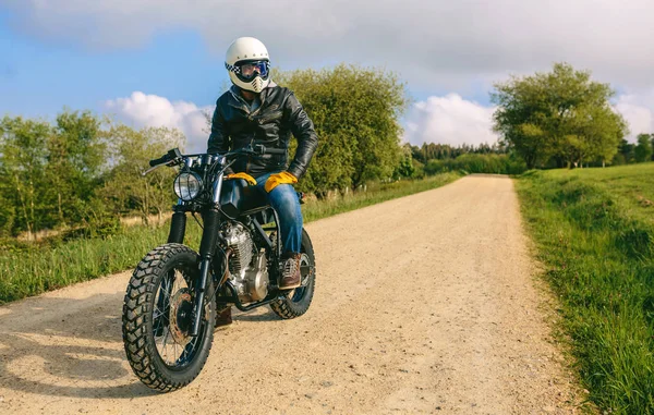Uomo con casco guida moto personalizzata — Foto Stock
