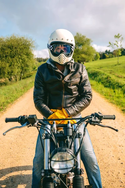 Muž s helmou na koni vlastní motocykl — Stock fotografie