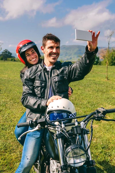 バイクで自分撮りを取るカップル — ストック写真