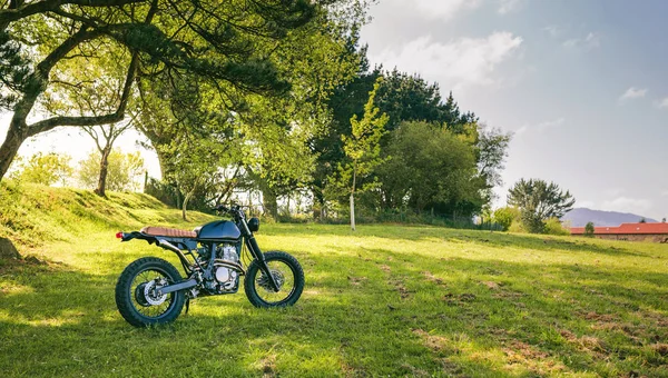 Moto personalizzata parcheggiata sul campo — Foto Stock