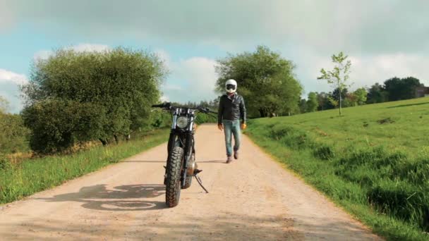 年轻人与头盔启动和骑定制摩托车户外 — 图库视频影像