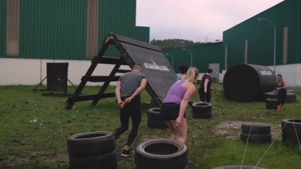 Groep Deelnemers Aan Een Hindernisbaan Sleepwielen — Stockvideo