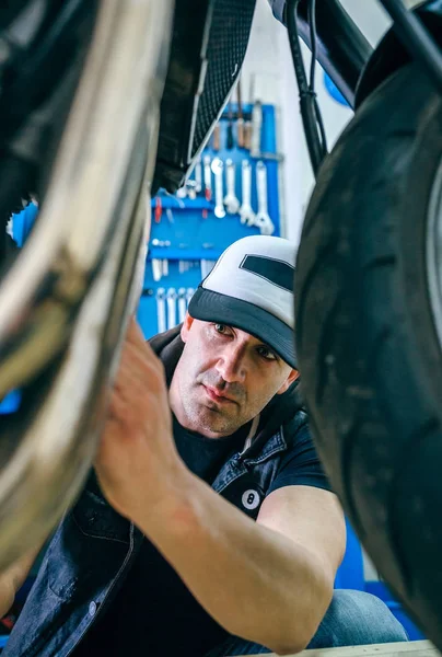 Riparazione meccanica moto su misura — Foto Stock