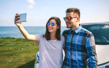 Genç çift selfie araba yapıyor