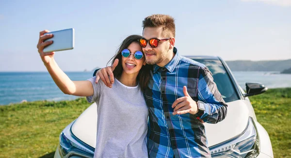 Giovane coppia facendo un selfie in macchina — Foto Stock