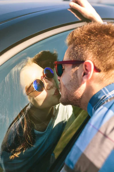 Jovem casal beijando através do vidro — Fotografia de Stock