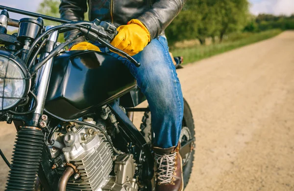 Homem montando moto personalizada — Fotografia de Stock