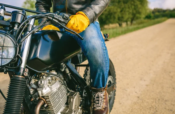 Uomo guida moto personalizzata — Foto Stock